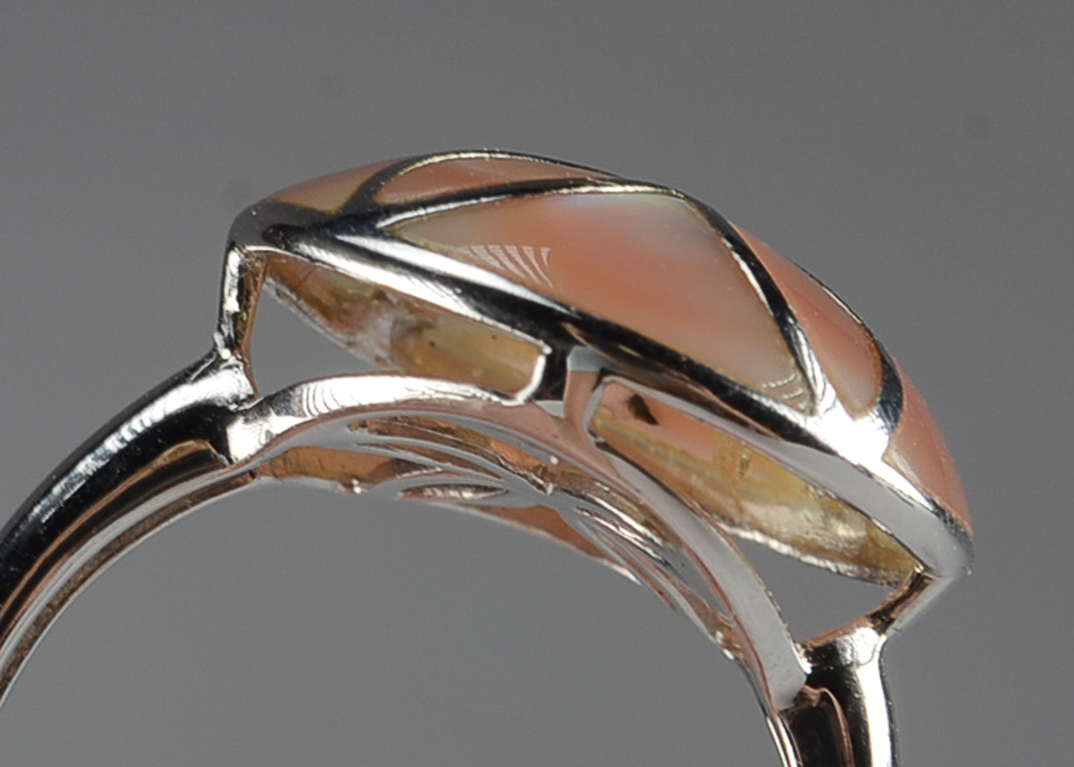 14K White Gold Mother of Pearl Ring