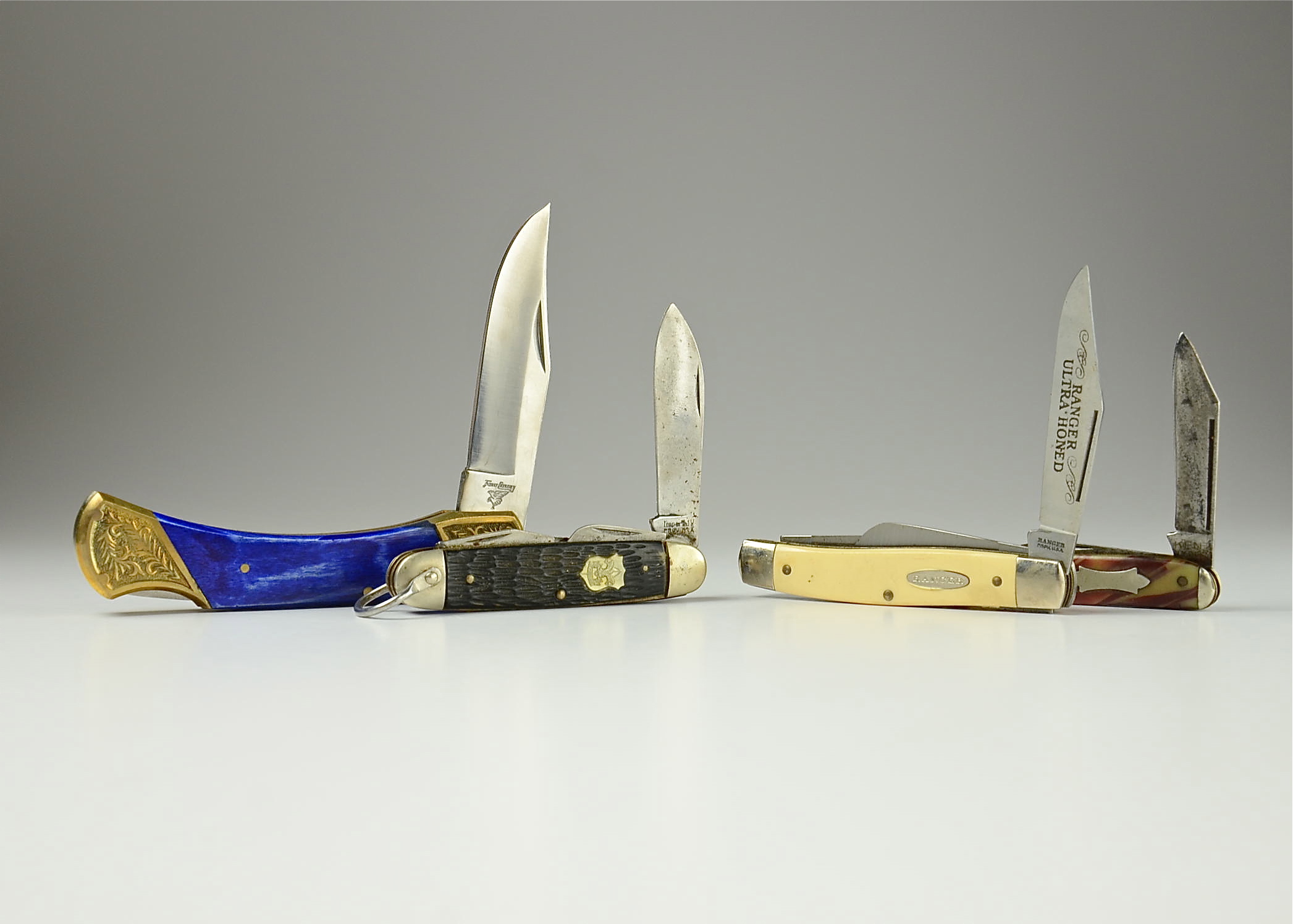 Group of (4) various pocket knives.