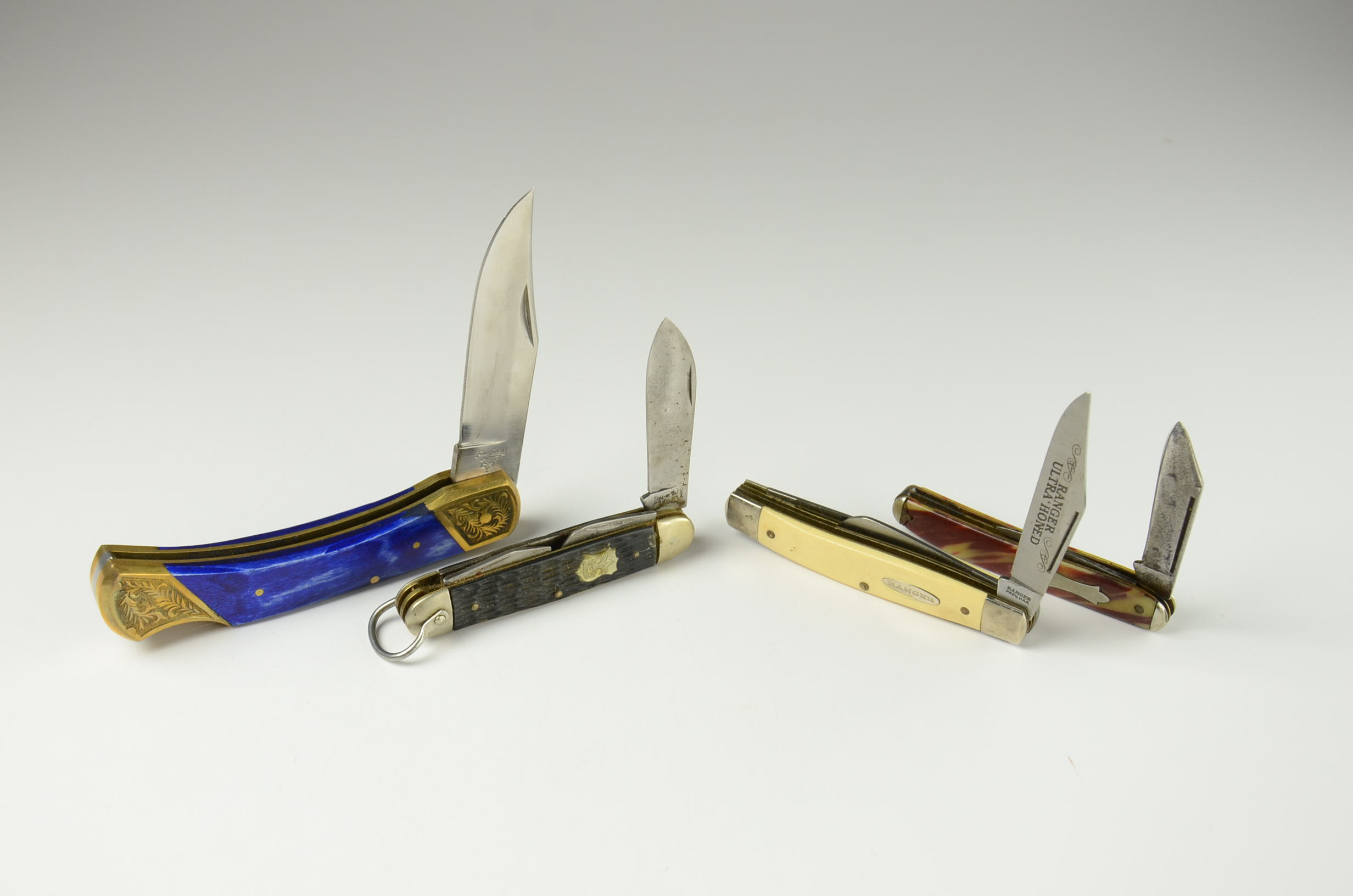Group of (4) various pocket knives.