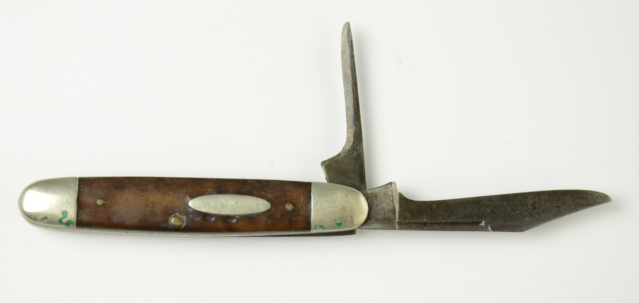 Group of (4) various pocket knives.