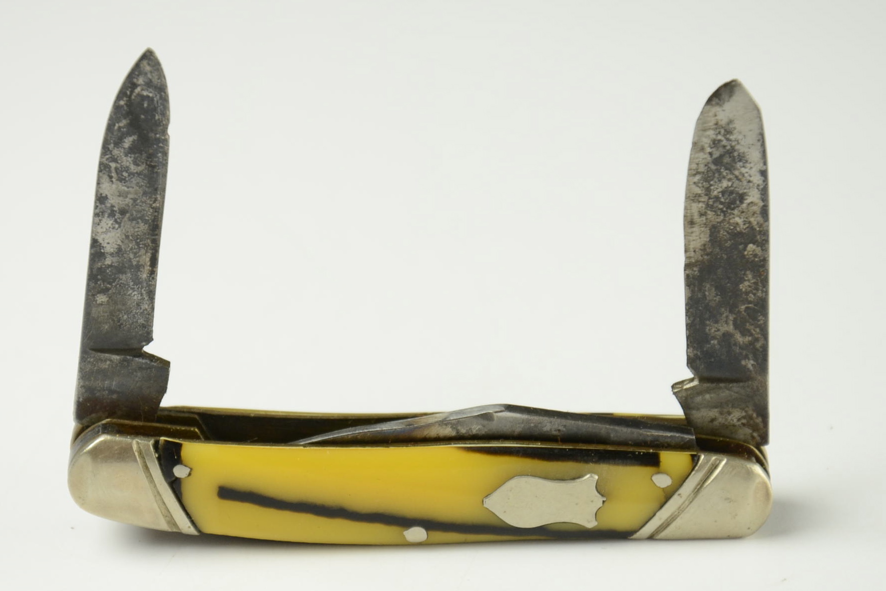 Group of (4) various pocket knives.