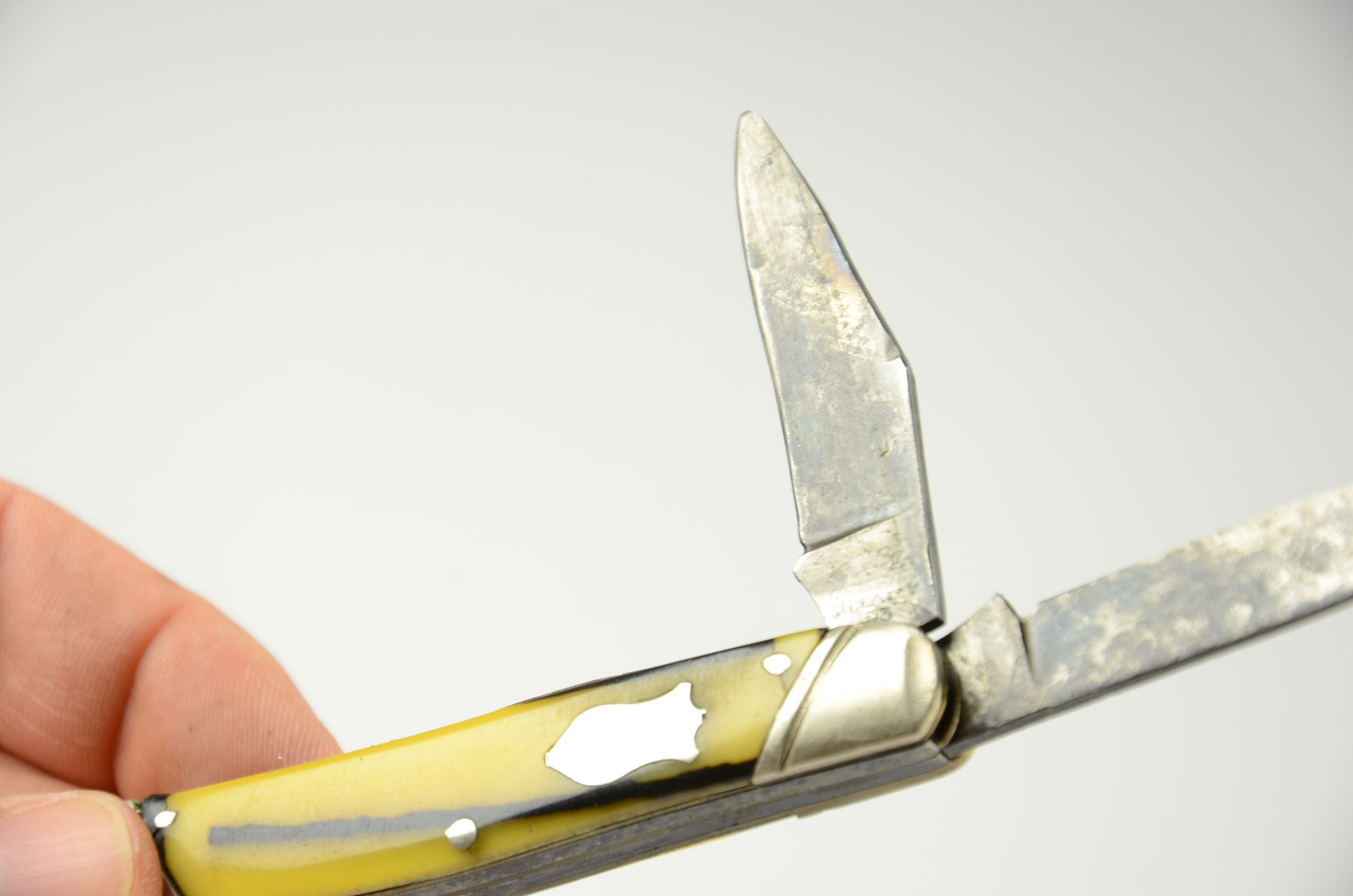 Group of (4) various pocket knives.