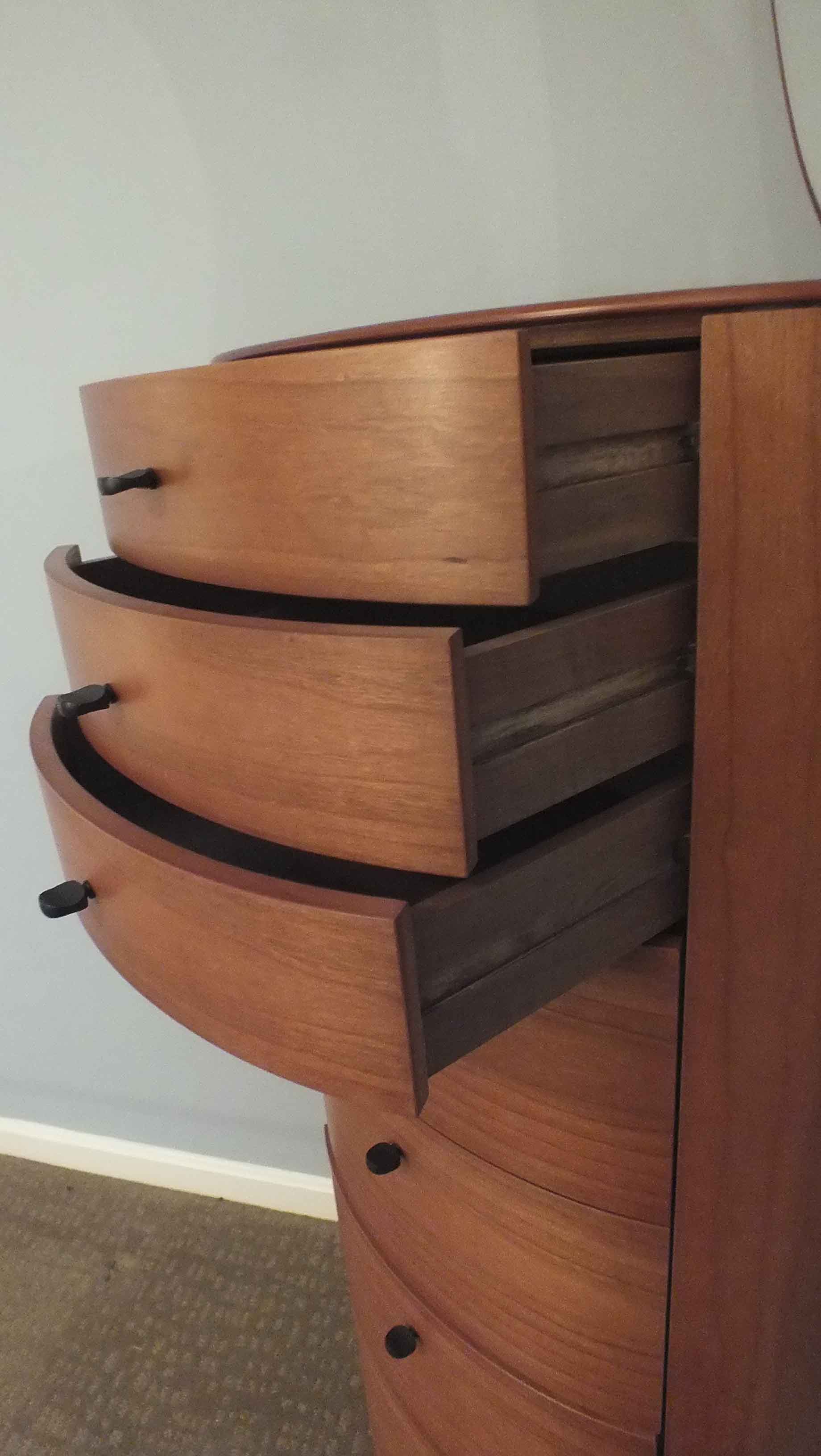 Chiave di Violino Eight Drawer Dresser