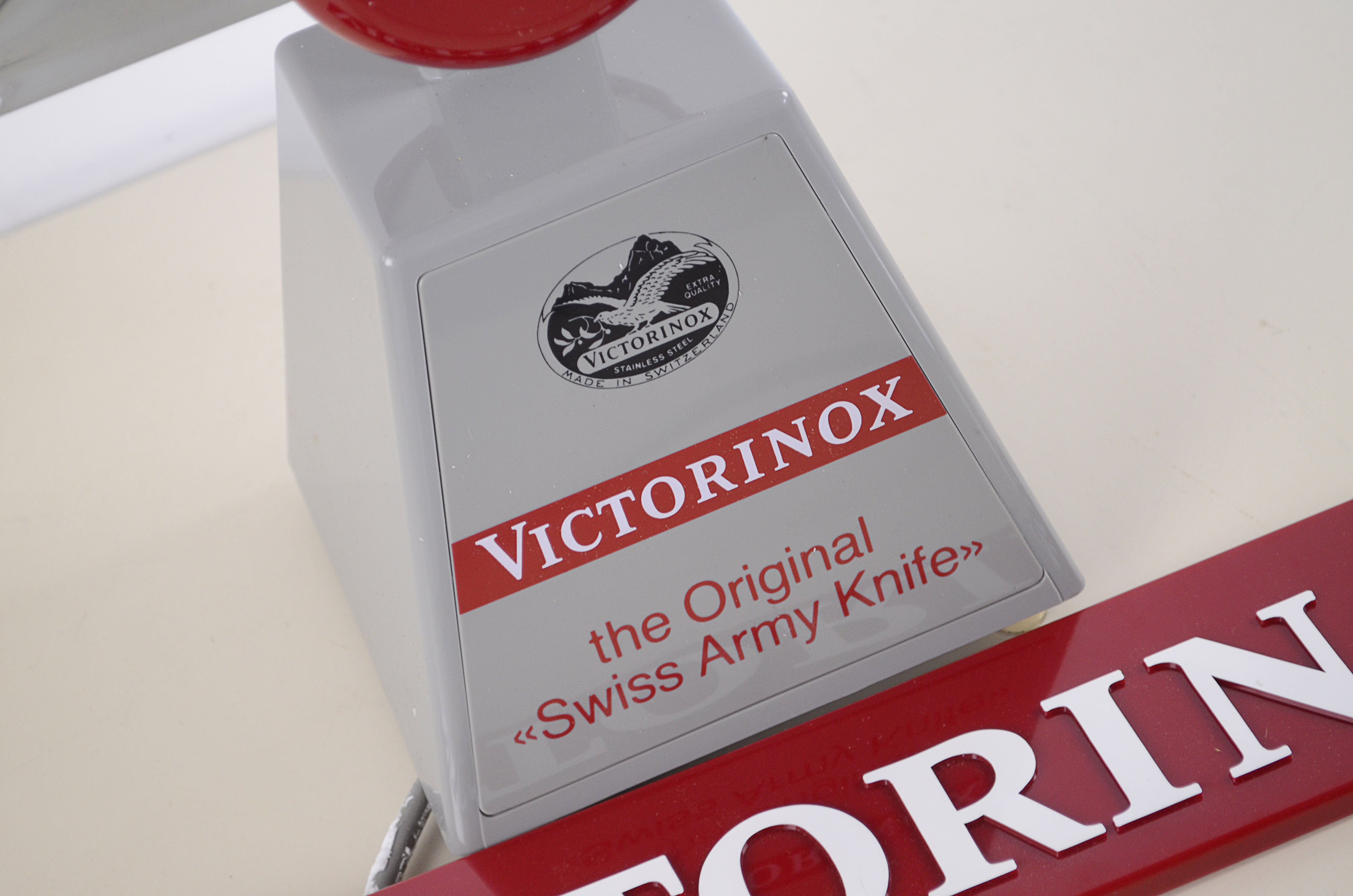 Victorinox Kife Store Display with Moving Kives