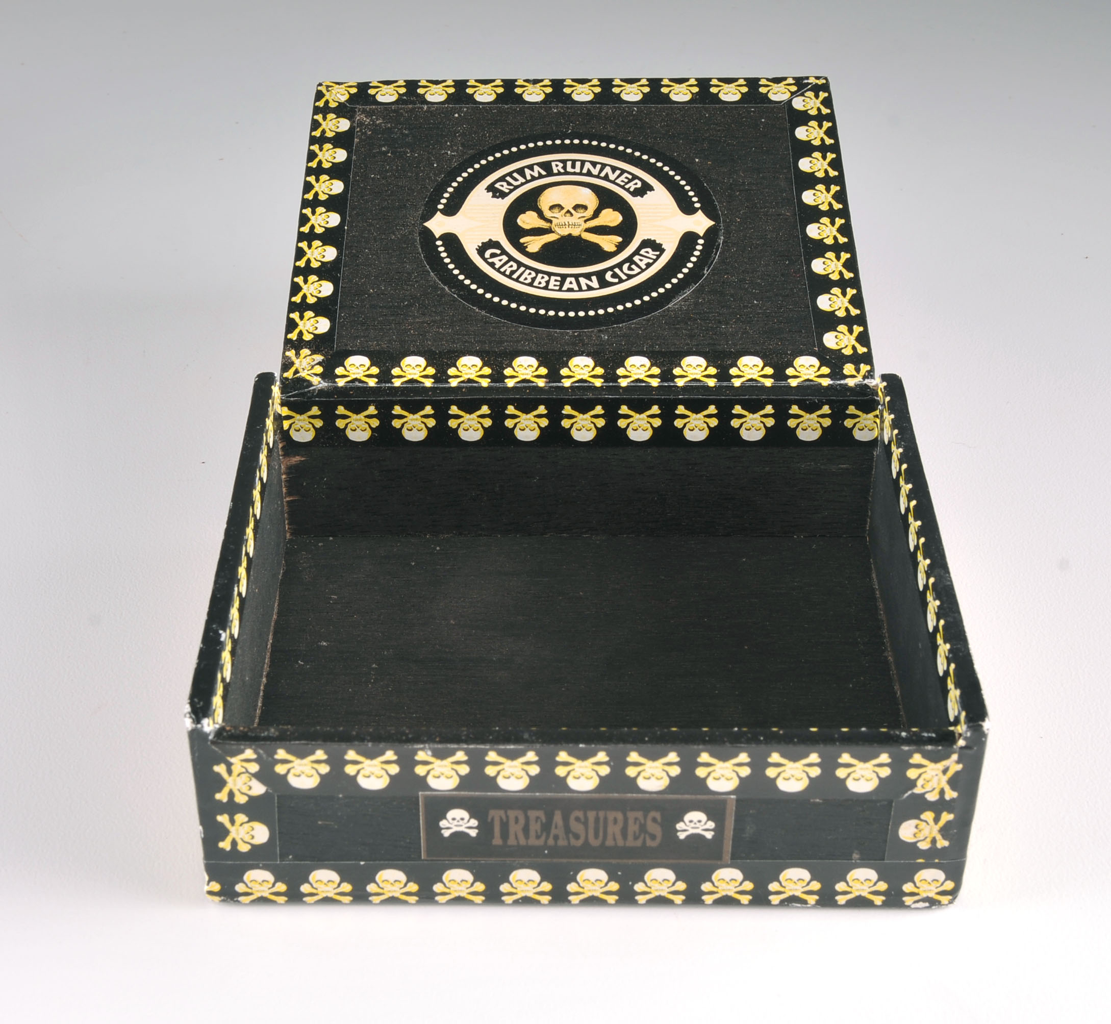 Two Skull and Crossbone Rum Runner Caribbean Cigar Black Wood Cigar Boxes
