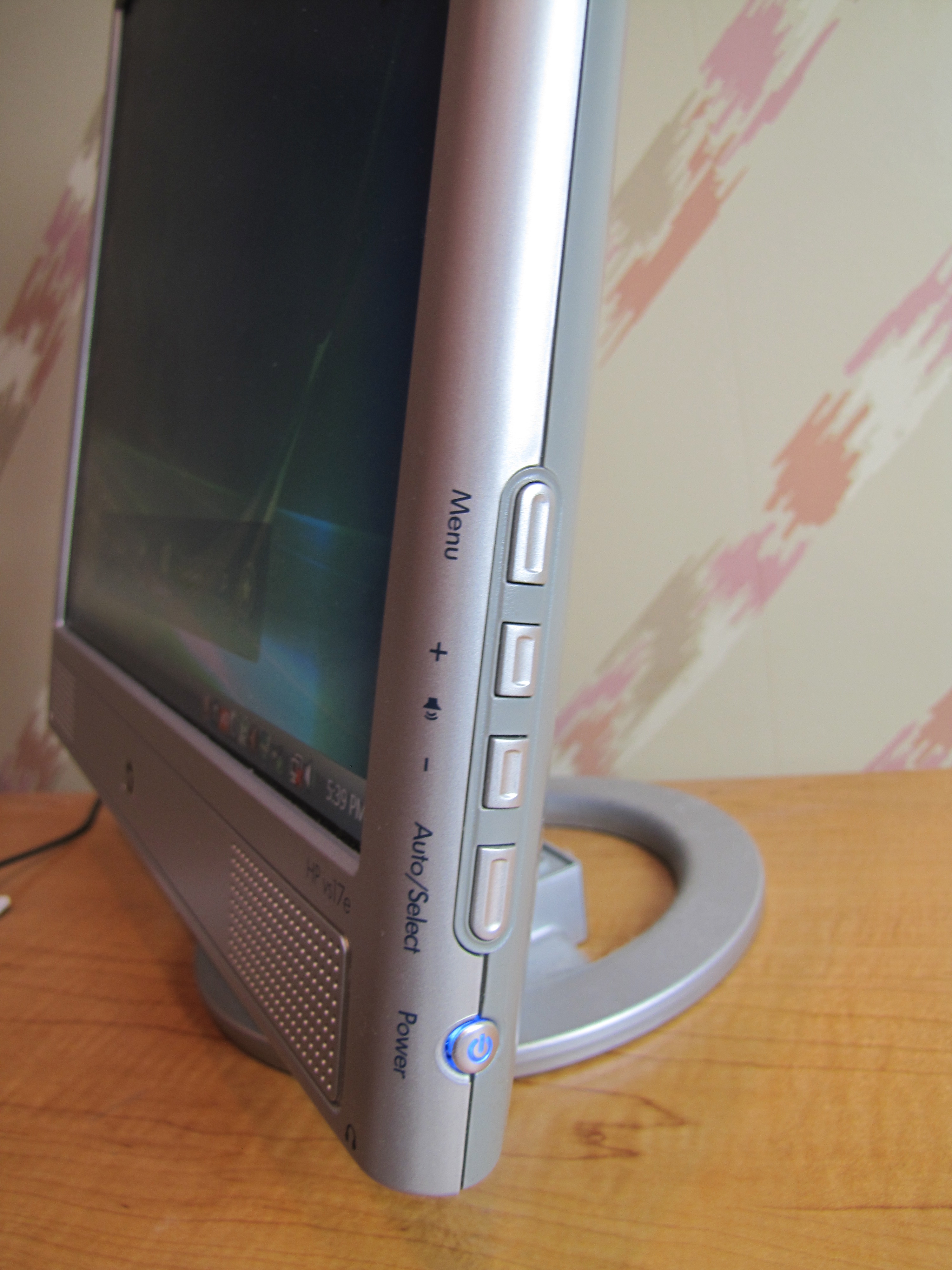 Hewlett-Packard Pavilion a1510y Desktop PC, 17” Flat Screen Monitor Bundle