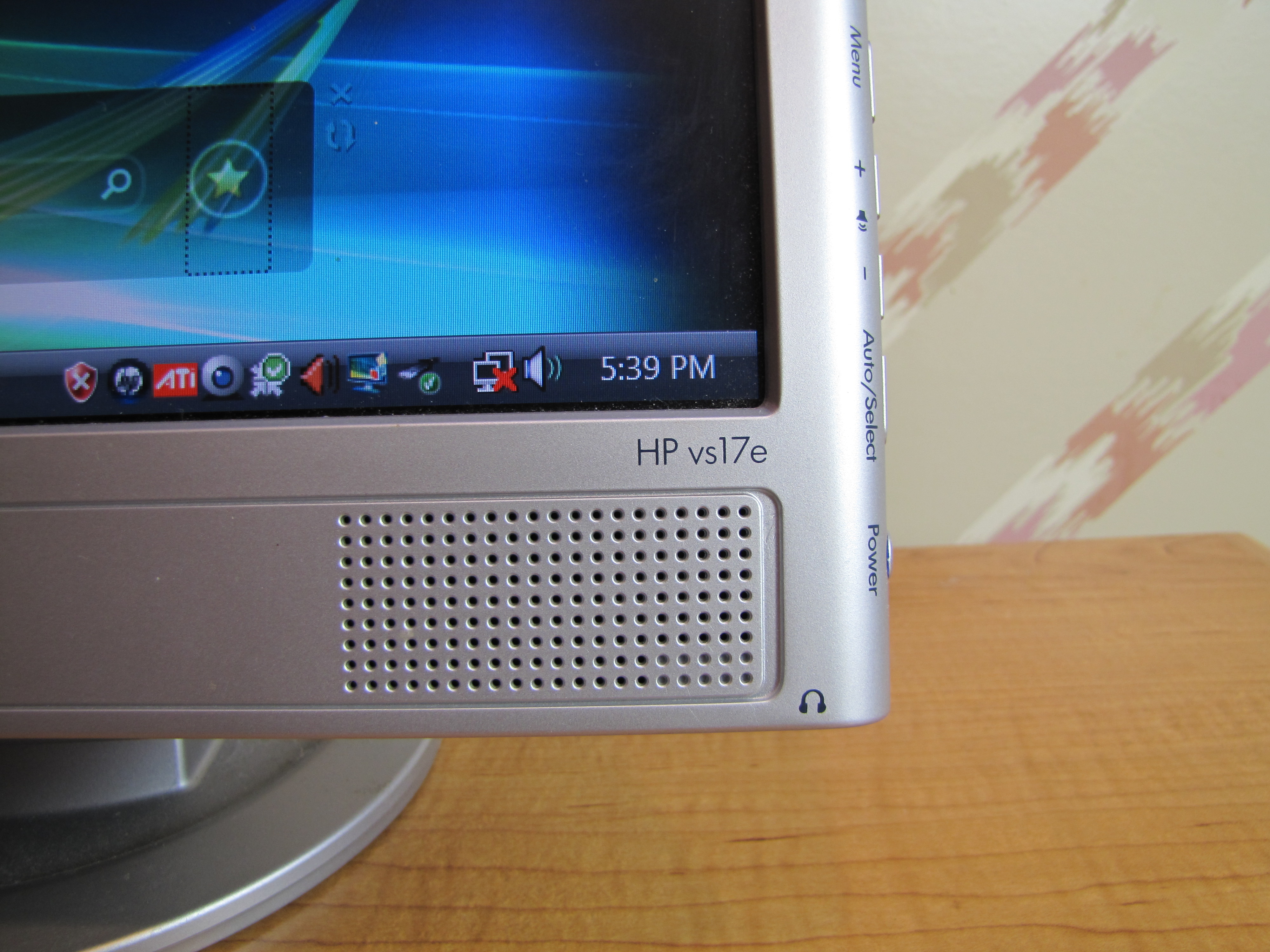 Hewlett-Packard Pavilion a1510y Desktop PC, 17” Flat Screen Monitor Bundle