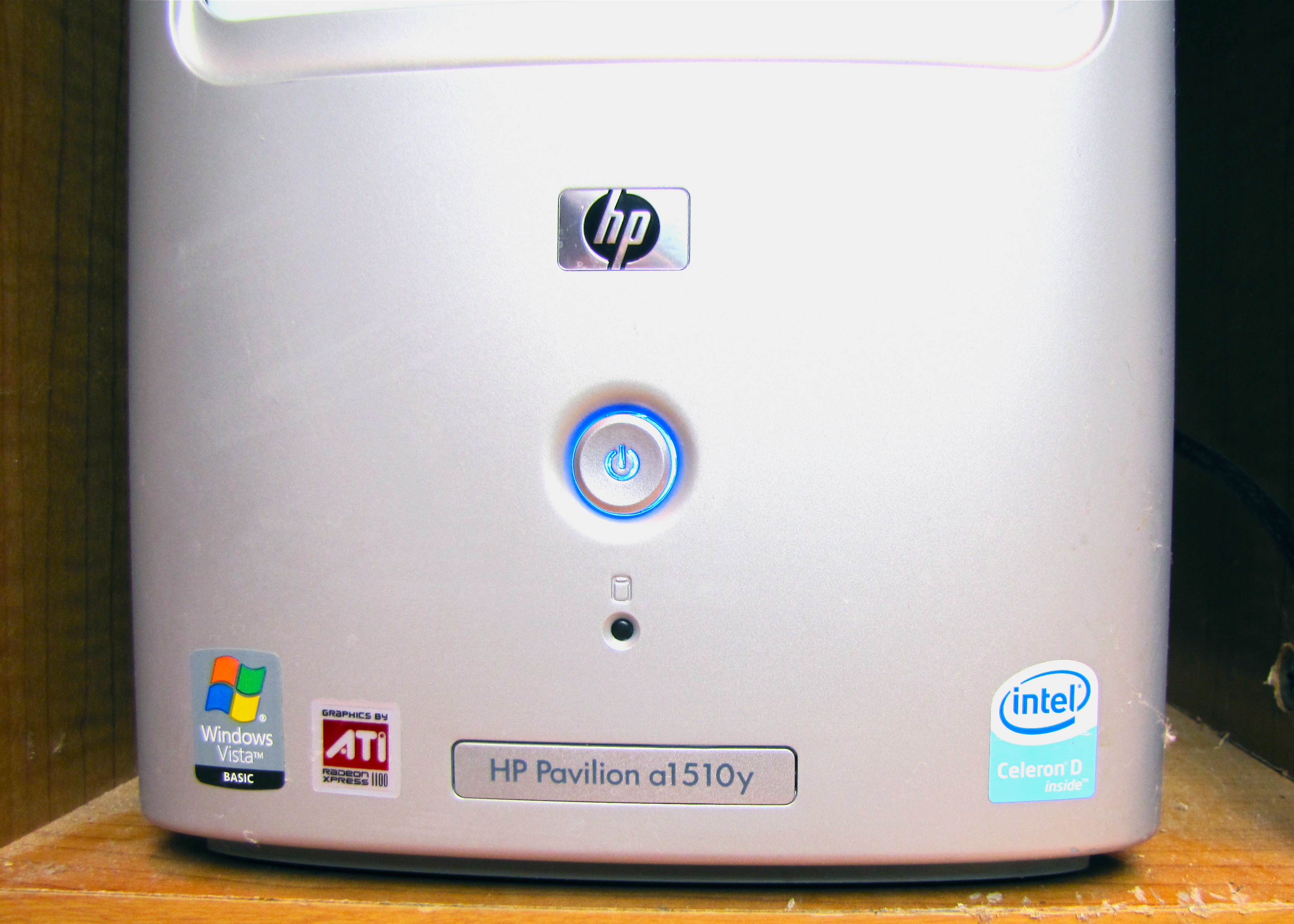 Hewlett-Packard Pavilion a1510y Desktop PC, 17” Flat Screen Monitor Bundle