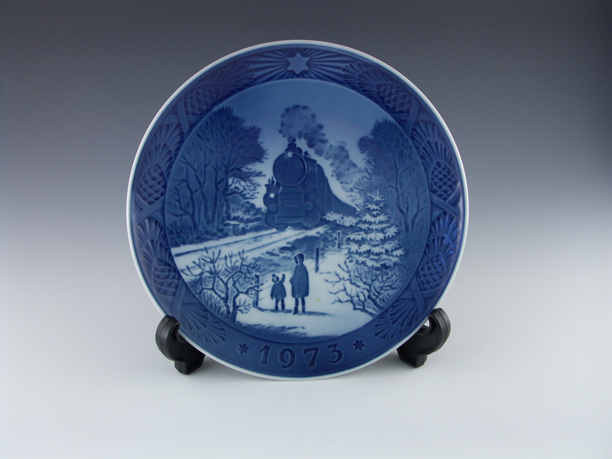 Royal Copenhagen 1973 "Going Home For Christmas" Collectible Plate