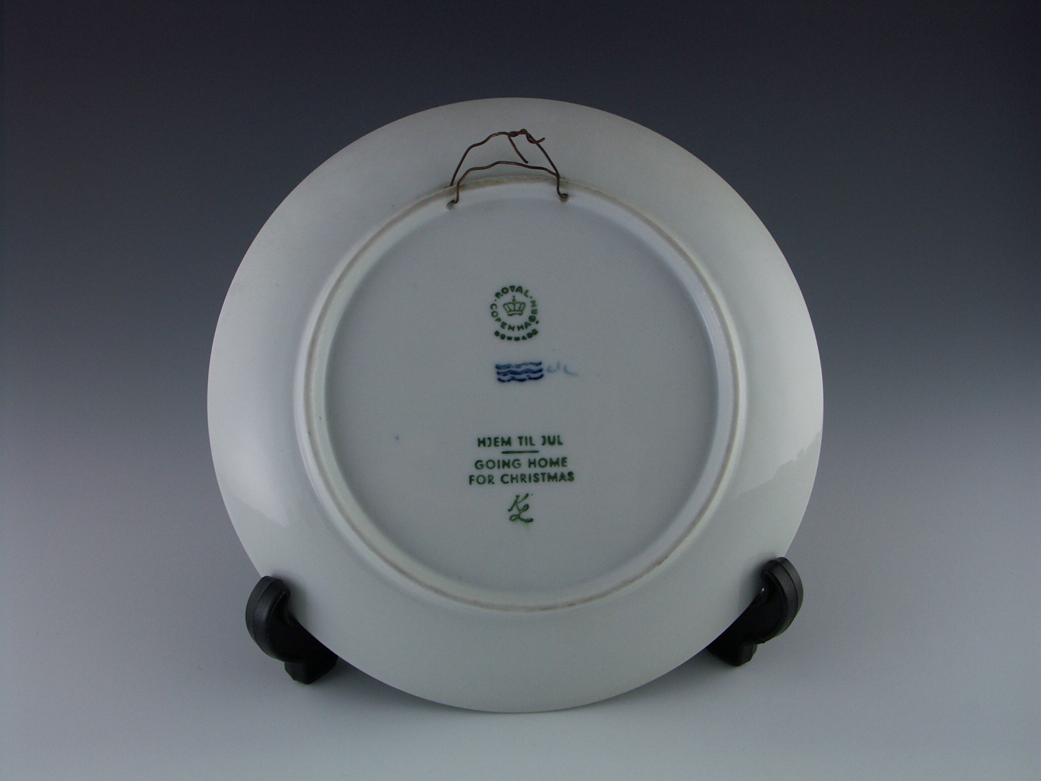 Royal Copenhagen 1973 "Going Home For Christmas" Collectible Plate