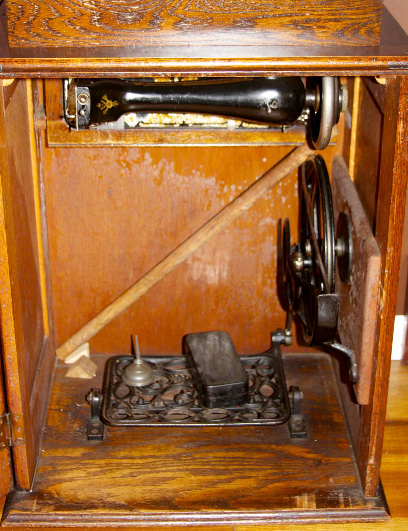 Antique Franklin Treadle Sewing Machine In Oak Cabinet