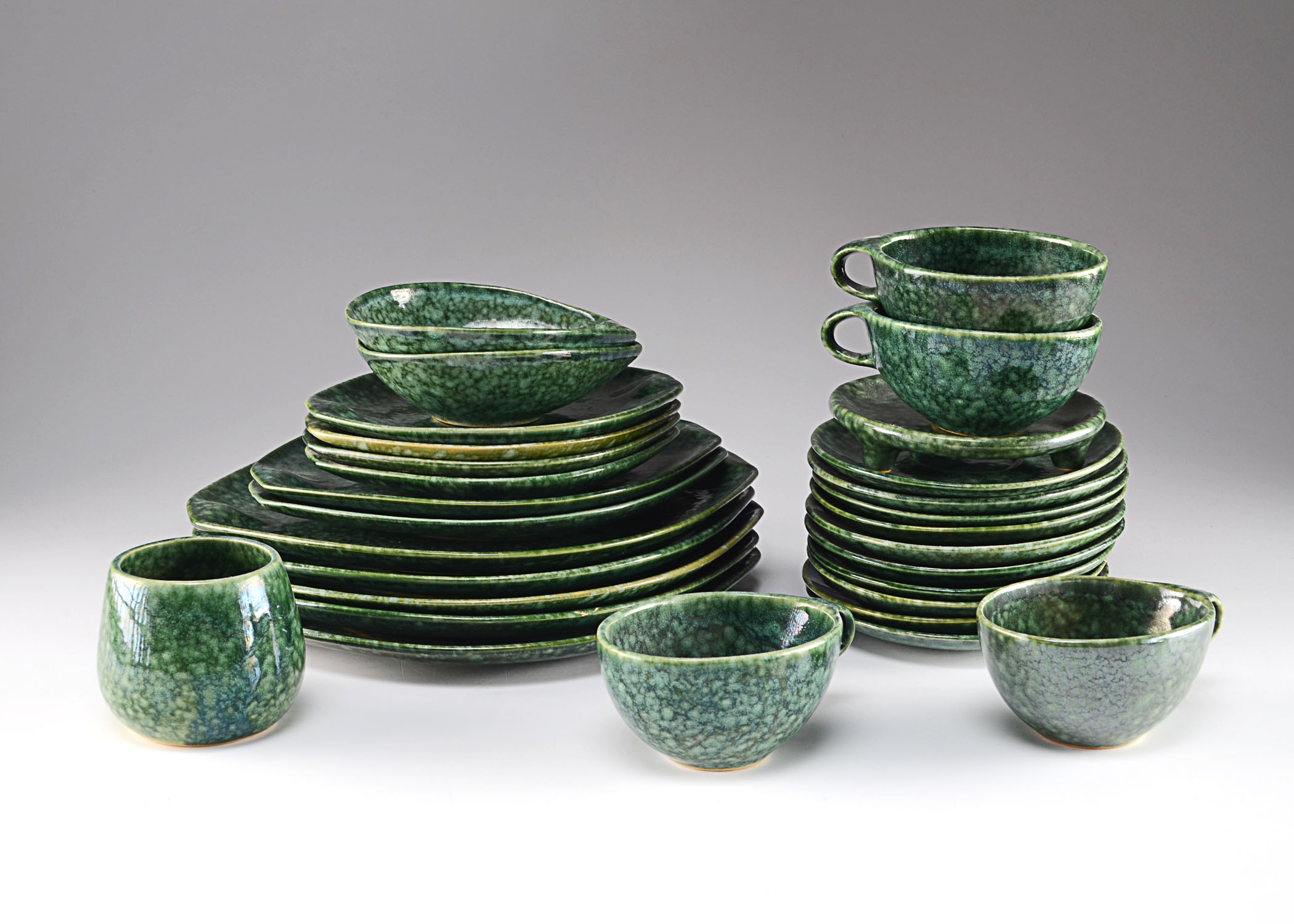 Mid Century Modern Roseville Raymor Frogskin Dinnerware EBTH