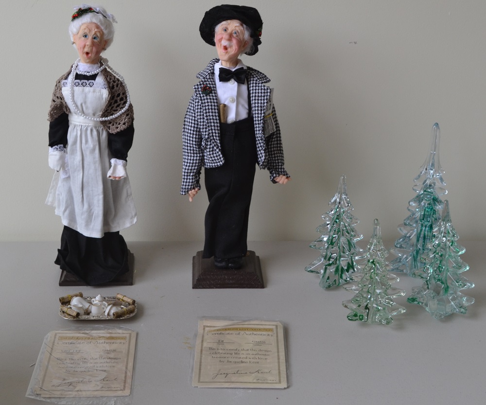 Jacqueline Kent Set of 2 Christmas Carolers Plus 4 Glass Christmas Trees