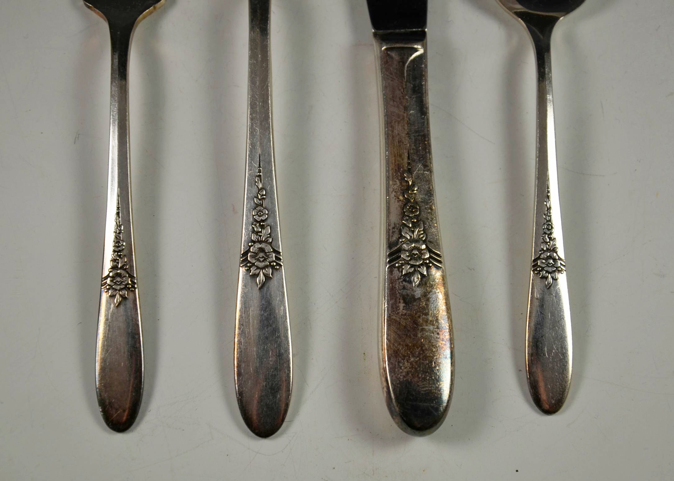 Oneida Tudor Plate 'Fantasy" Flatware Set