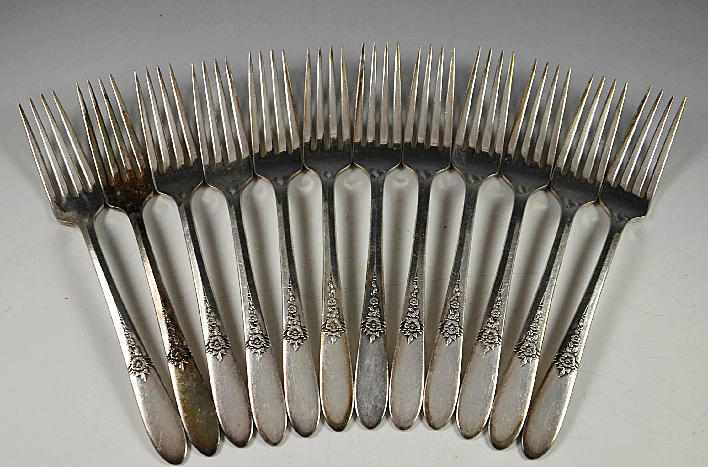 Oneida Tudor Plate 'Fantasy" Flatware Set