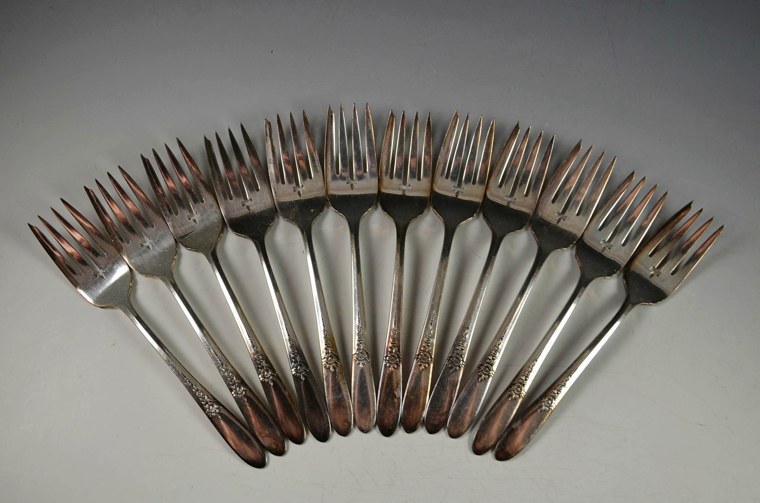 Oneida Tudor Plate 'Fantasy" Flatware Set