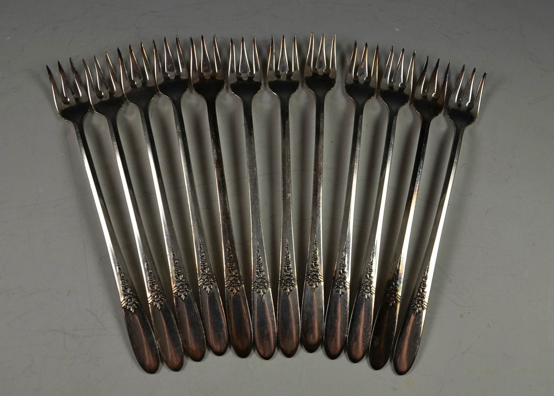 Oneida Tudor Plate 'Fantasy" Flatware Set