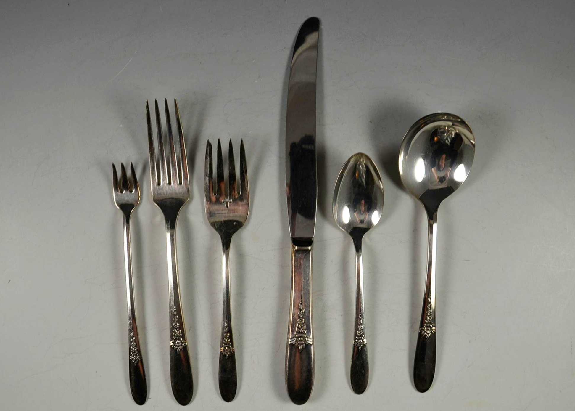 Oneida Tudor Plate 'Fantasy" Flatware Set