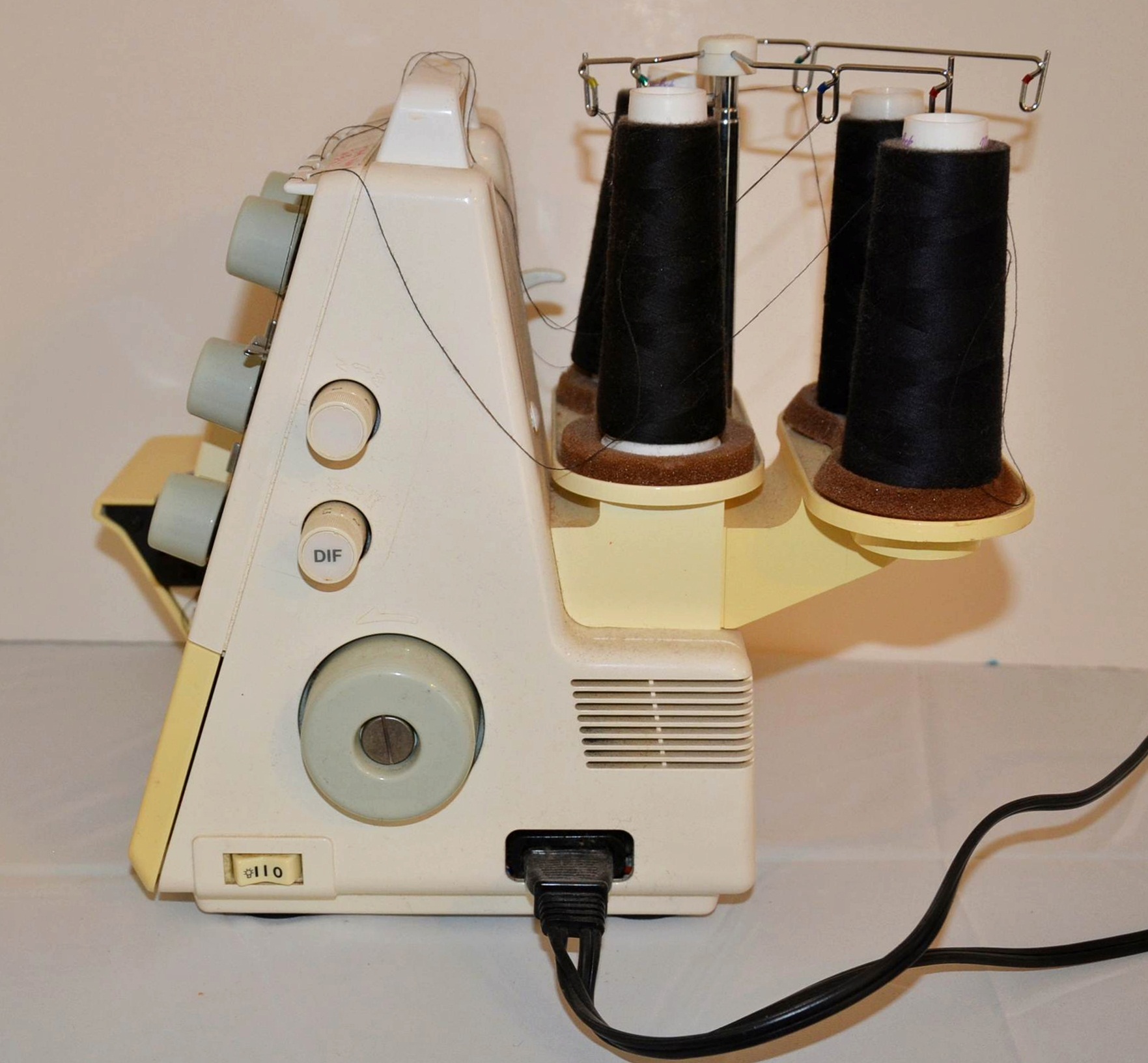 Bernette Bernina Funlock 004-D Serger Machine