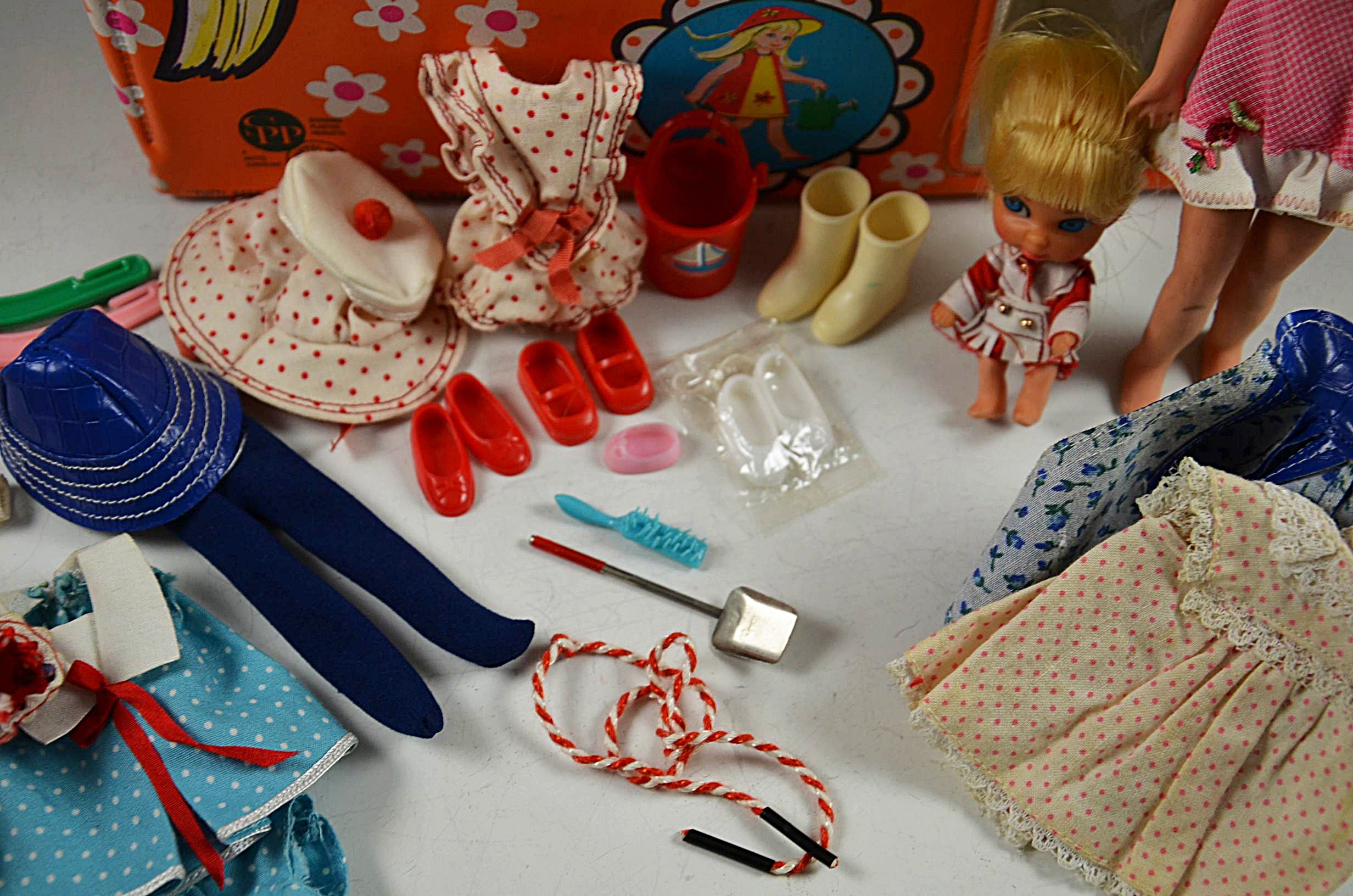 Tutti Doll, Case and Accessories