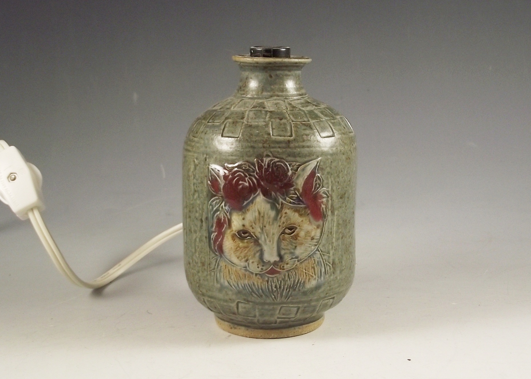 Signed Pottery Accent Light Featuring the Face of a Cat