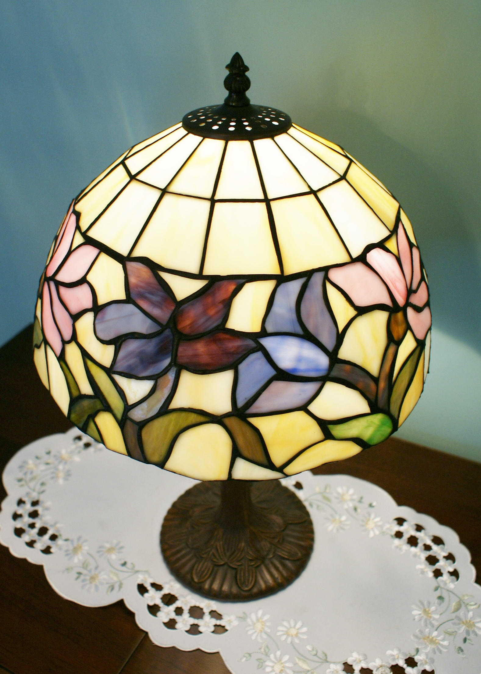Tiffany Style Stained Glass Table Lamp
