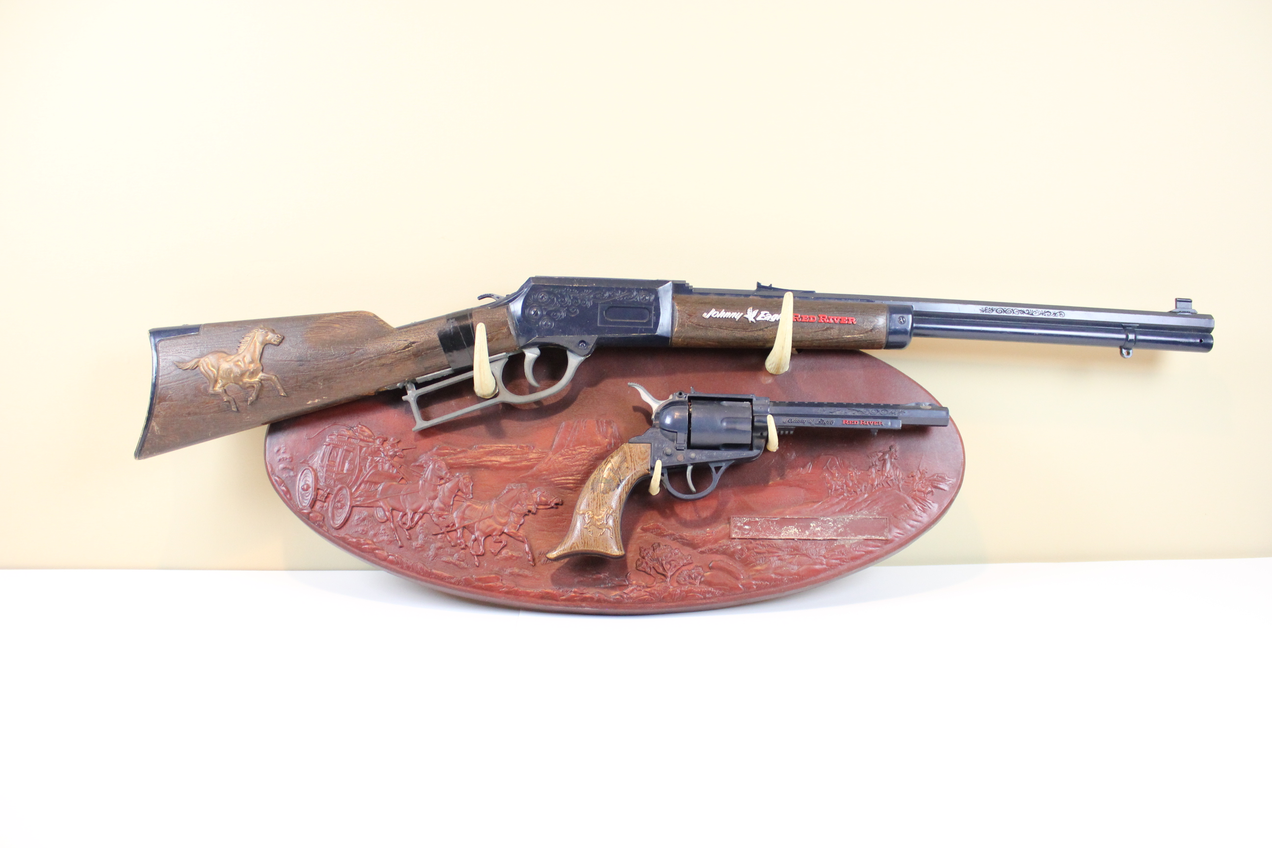 1960s Topper Toys Johnny Eagle Red River Toy Gun Set with Plaque 