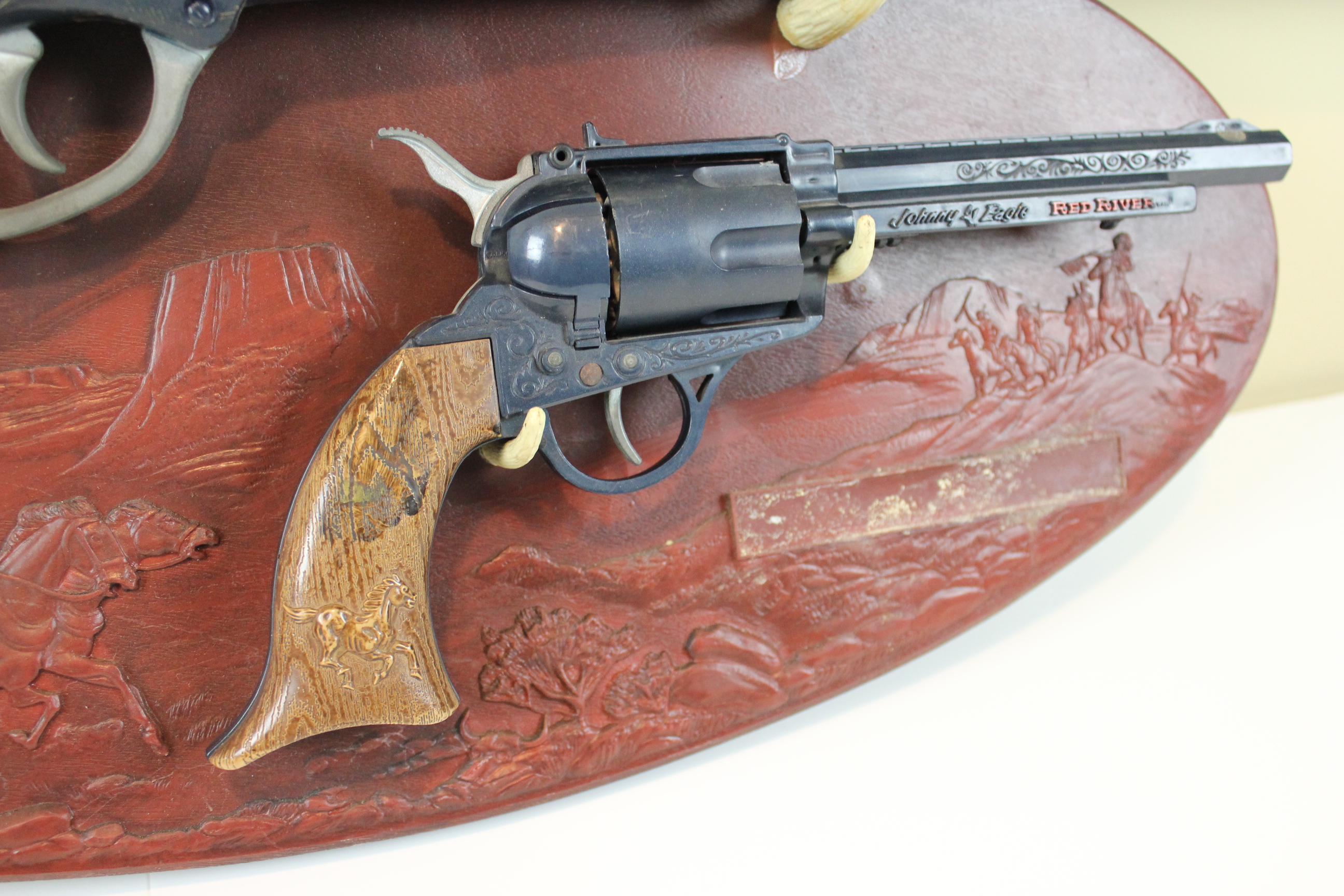 1960s Topper Toys Johnny Eagle Red River Toy Gun Set with Plaque 