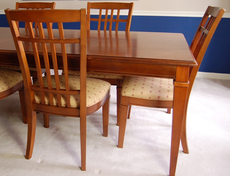 Thomasville Cherry Finish Dining Room Table and Chairs