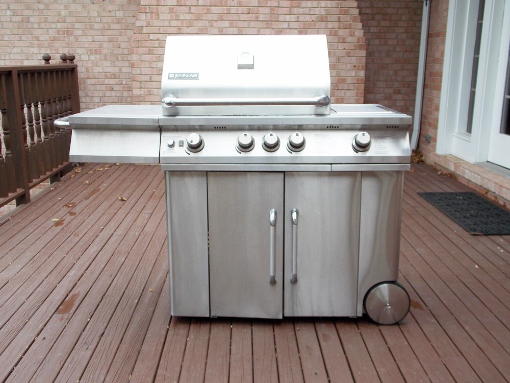 Jenn-Air Propane Gas Grill (Model 720-0336) with a Sports Enthusiast's Cover 
