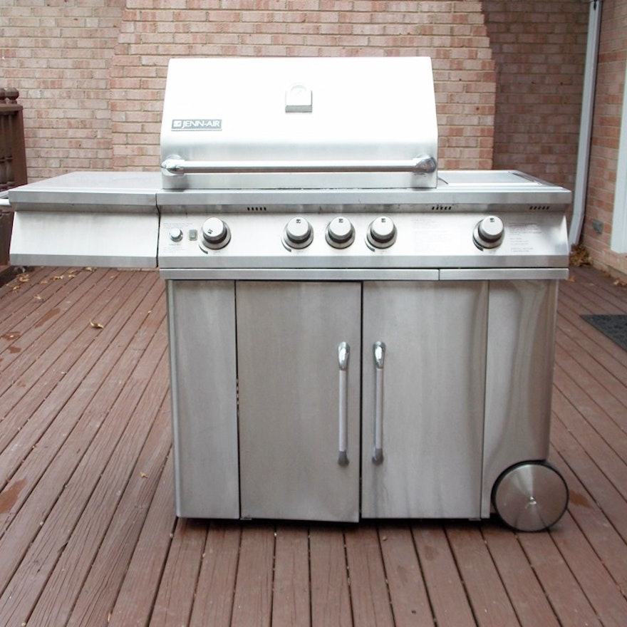 Jenn-Air Propane Gas Grill (Model 720-0336) with a Sports Enthusiast's Cover 