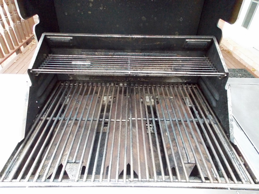 Jenn-Air Propane Gas Grill (Model 720-0336) with a Sports Enthusiast's Cover 
