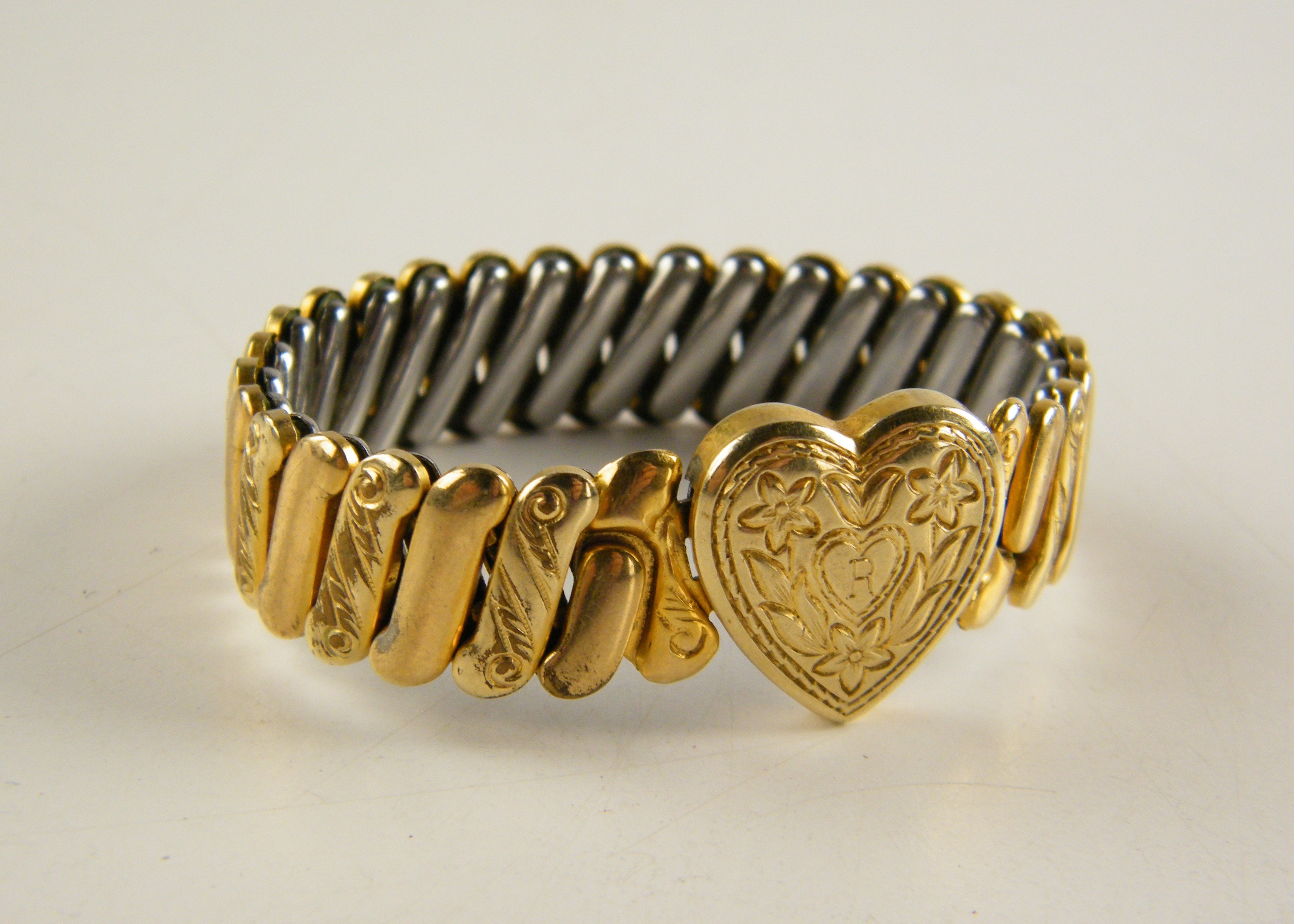 Early 20th Century Bracelet With Chased Heart