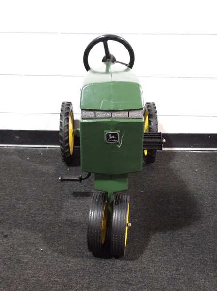 ERTL John Deer Pedal Tractor