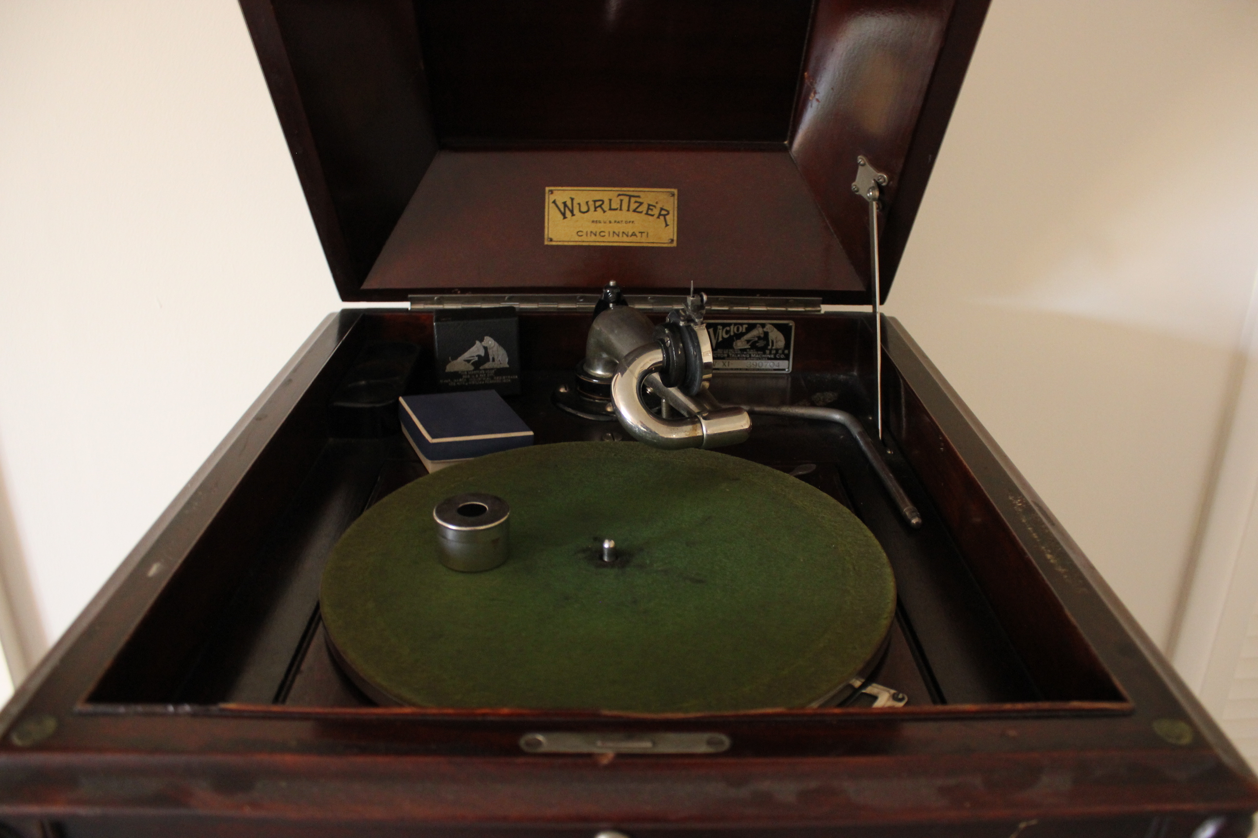 1917 Victrola by Victor Talking Machine with Records 