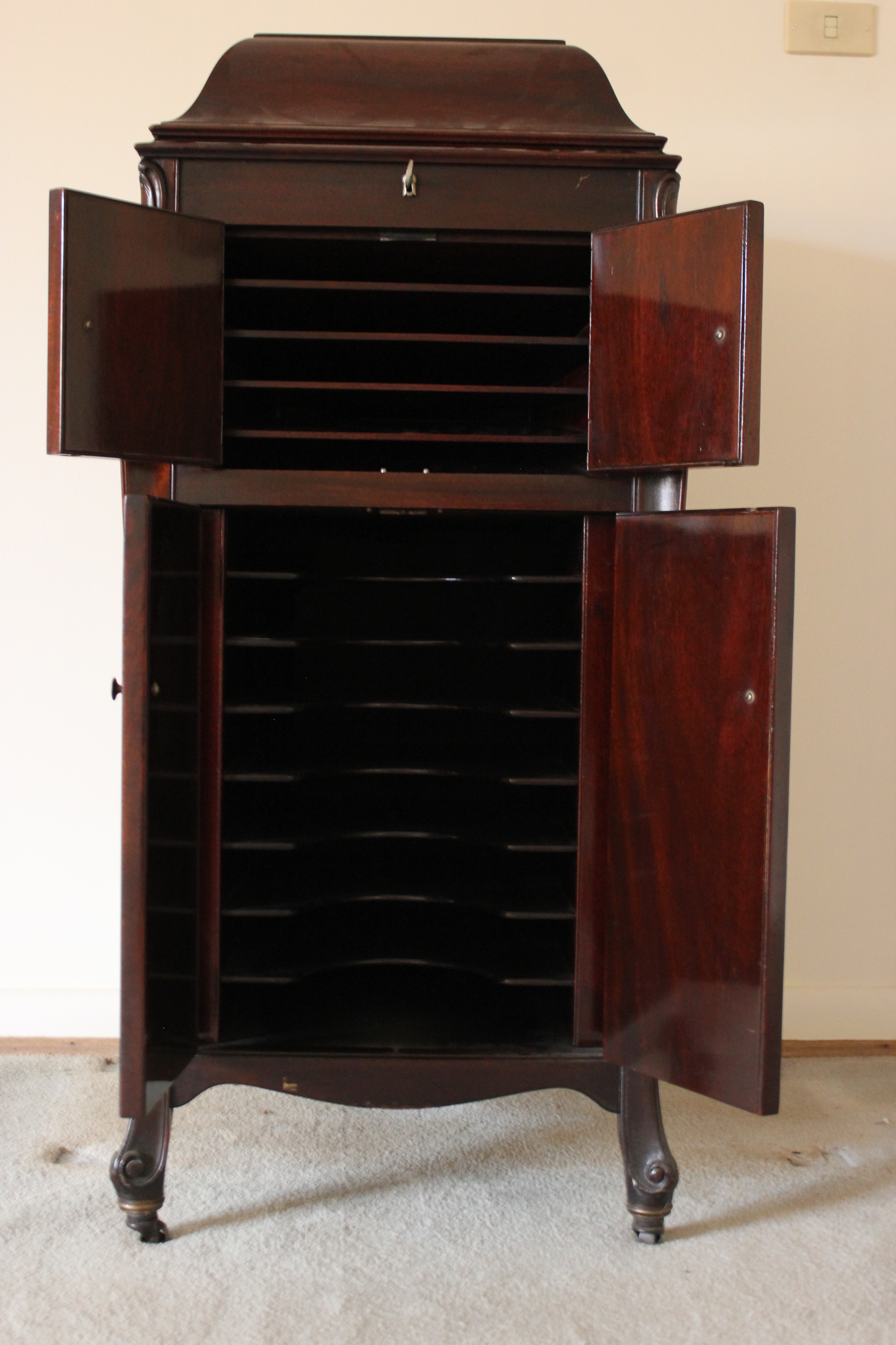 1917 Victrola by Victor Talking Machine with Records 