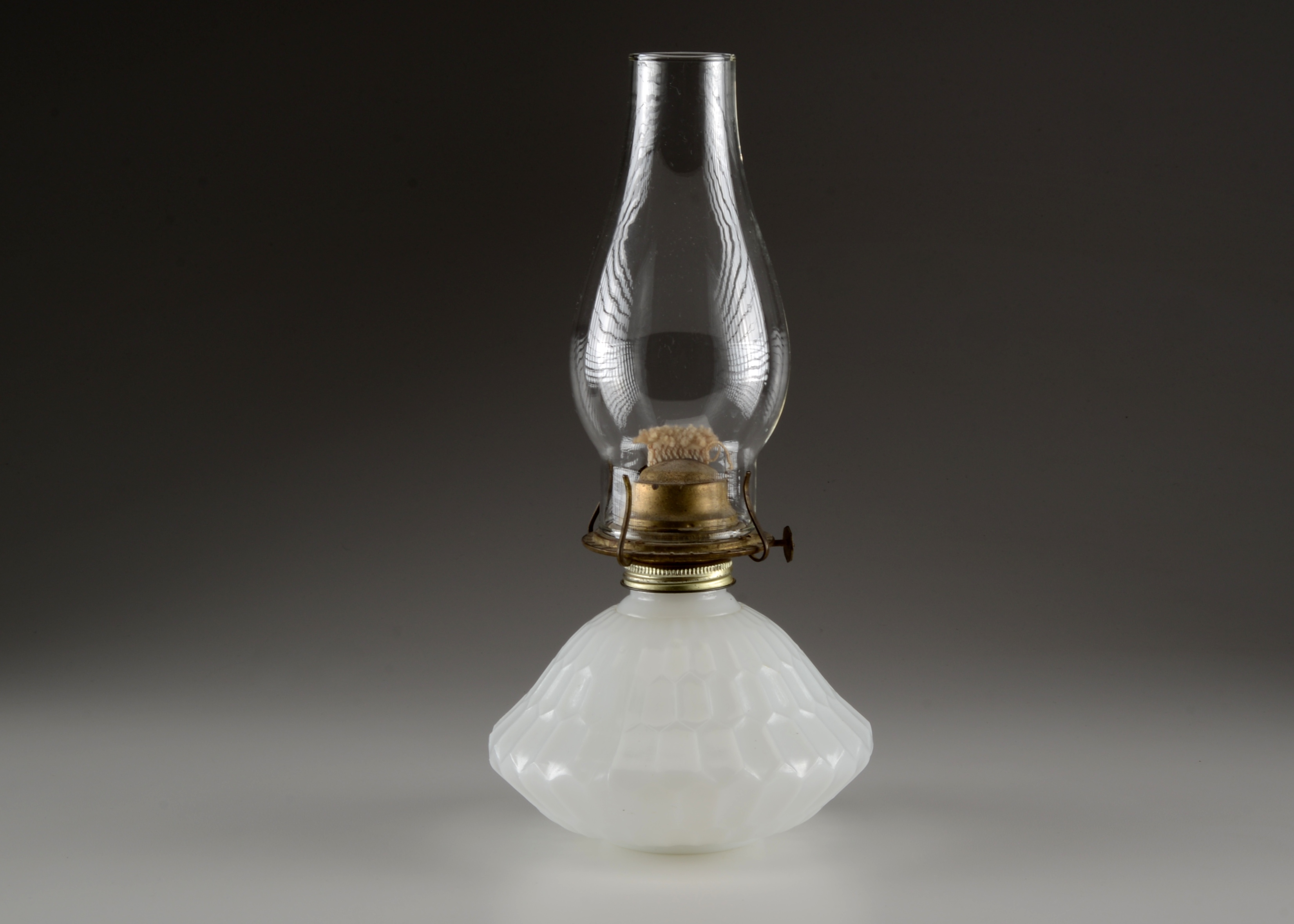 Vintage Eagle P&A Dorset Milk Glass Oil Lamp