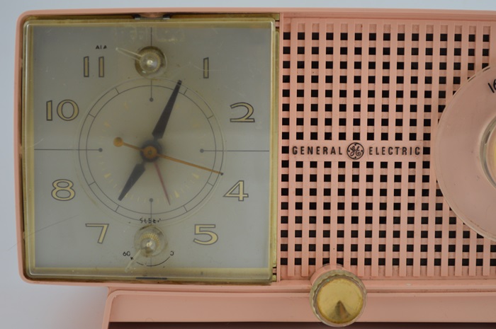 Vintage 1960 General Electric C437A PINK RETRO Tube AM Radio Alarm Clock