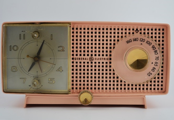 Vintage 1960 General Electric C437A PINK RETRO Tube AM Radio Alarm Clock