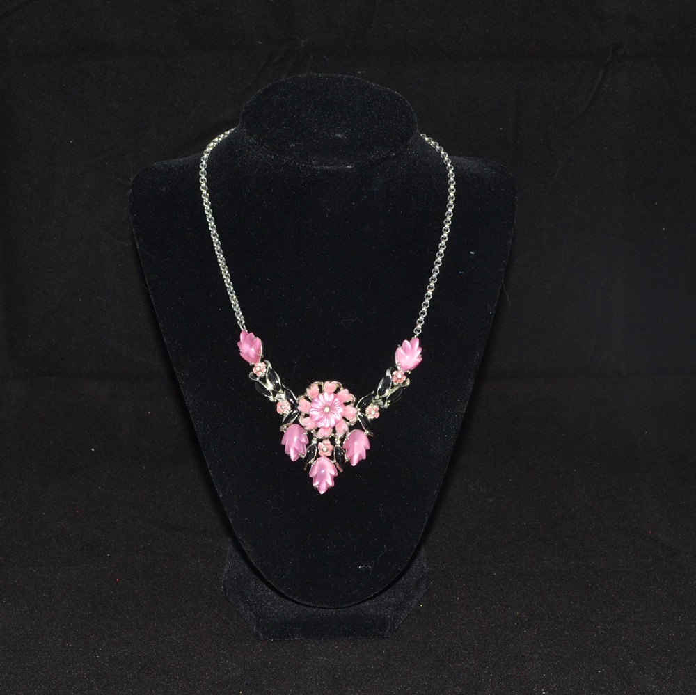 Beautiful Vintage Pink and Black Costume Jewelry Necklace