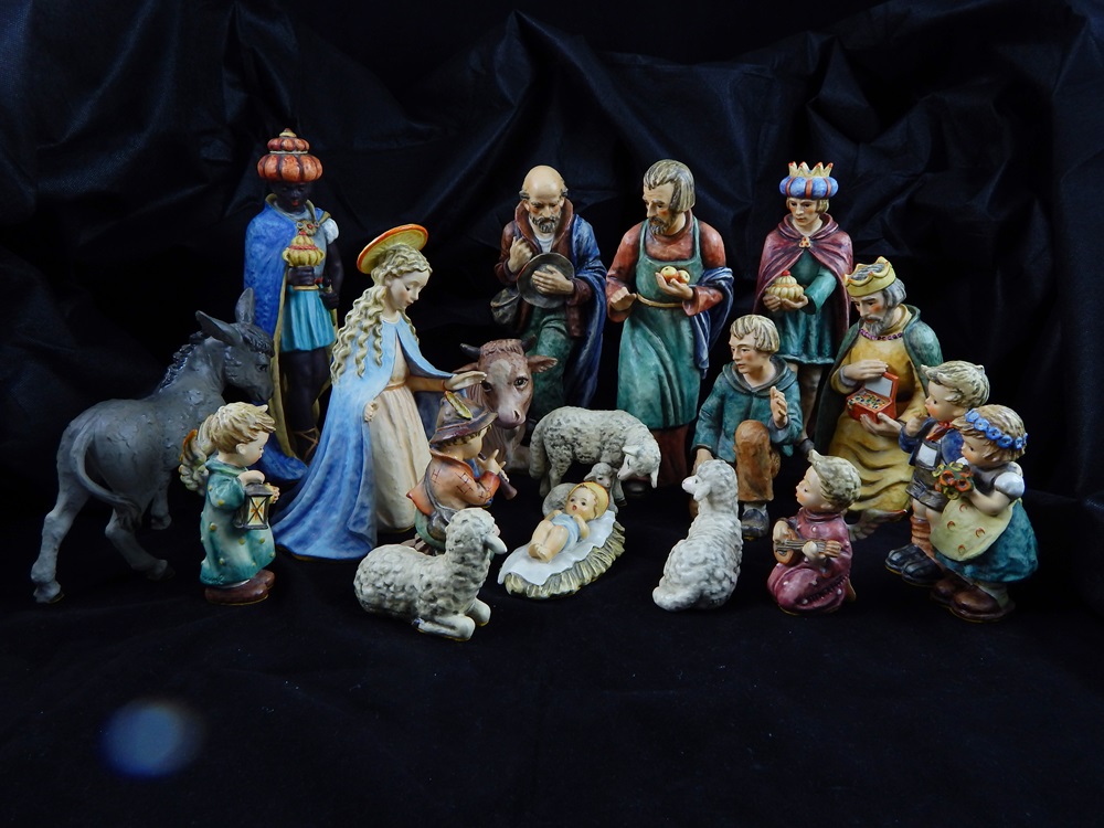 Large Hummel 1968 Nativity Set