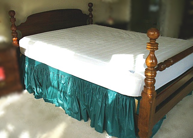 Cherry Finish Queen Four-Poster Bed with Headboard, Footboard and Rails