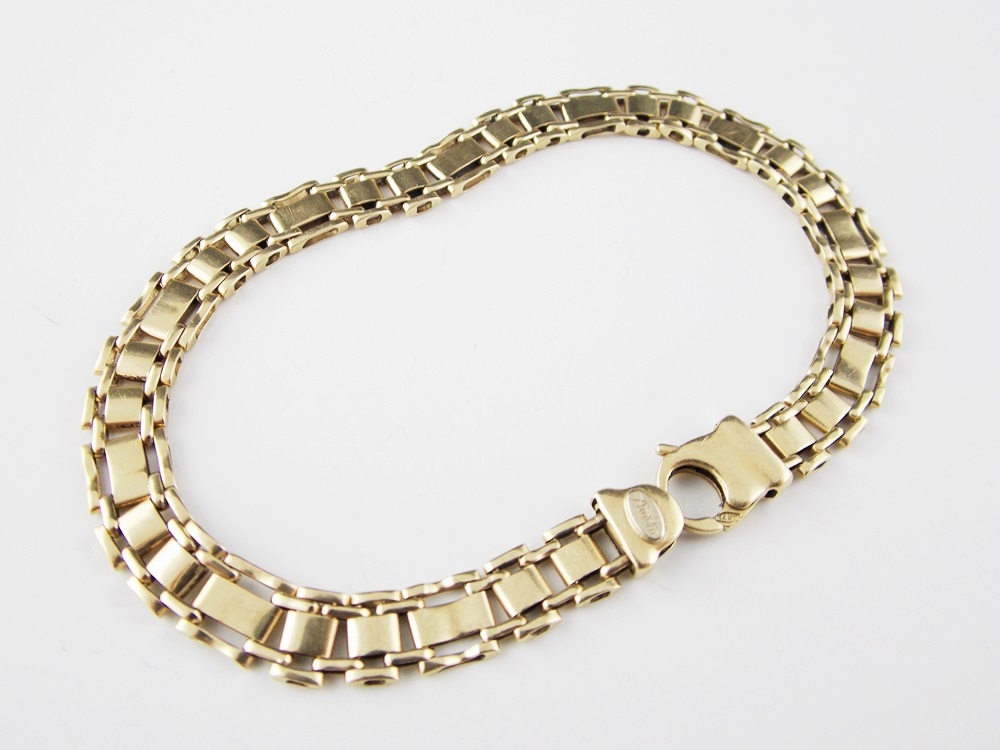 A 14k Yellow Gold Men's Bracelet in a Boxy Link