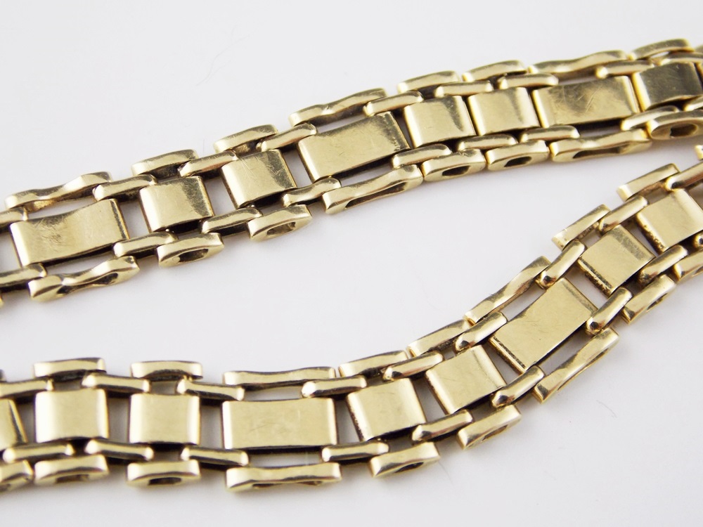 A 14k Yellow Gold Men's Bracelet in a Boxy Link
