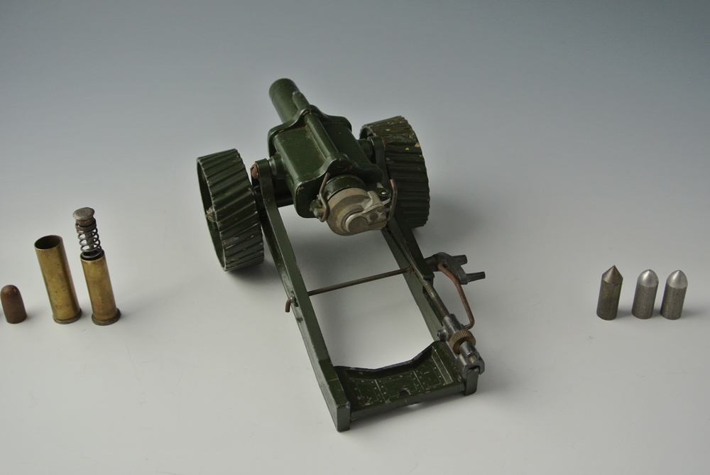 Britains 18" Firing Howitzer Mounted for Field Service 