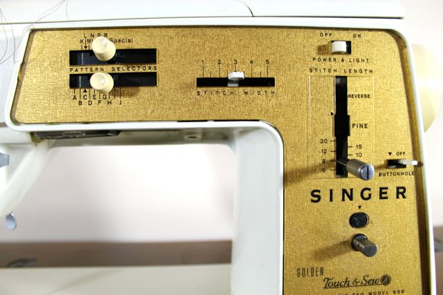 Vintage 1968 Singer Sewing Machine Cabinet