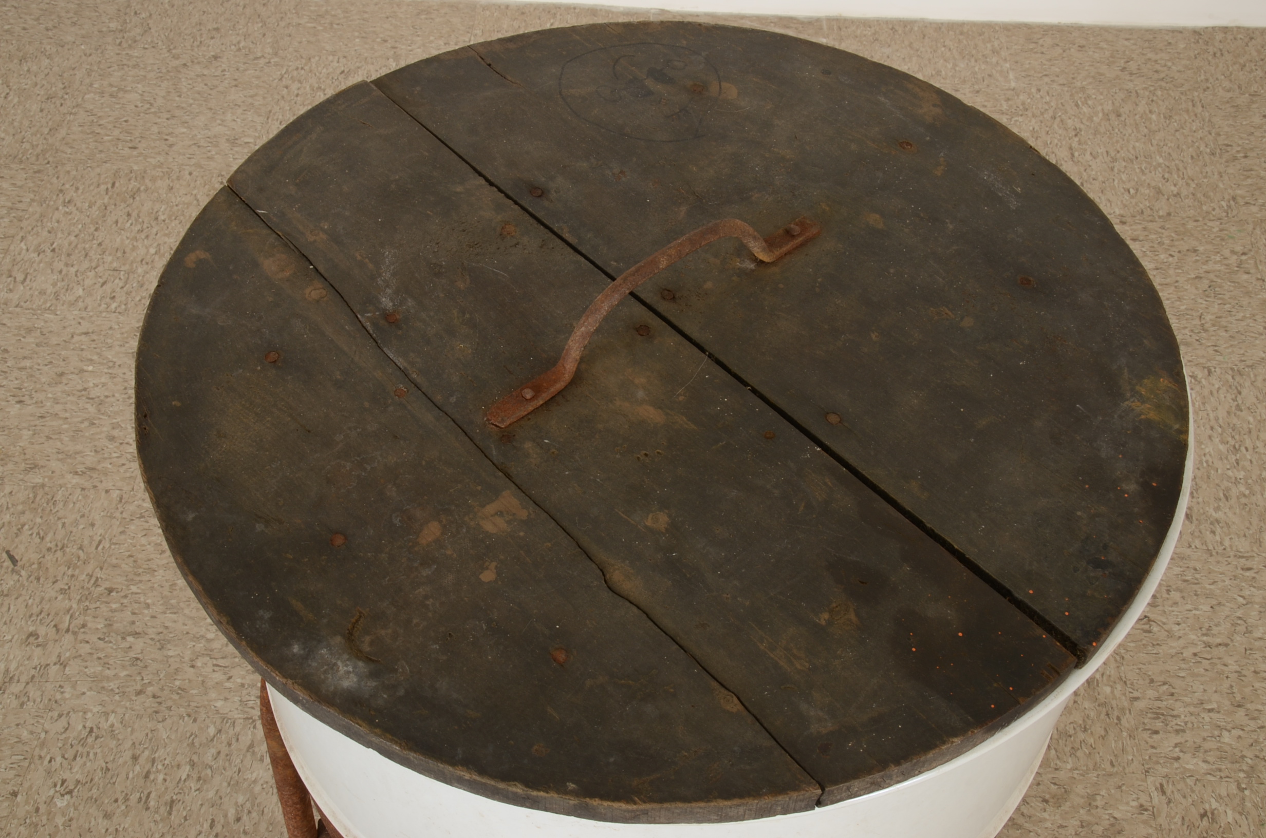 White Enamel Wash Tub on Wheels