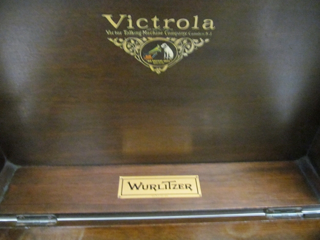 1920s Victrola Wurlitzer Record Player