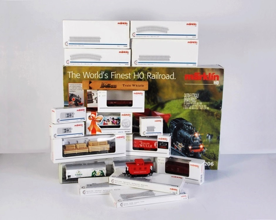 A Markin Delta 29206 HO Model Train Set, Extra Track and Six Additional Cars