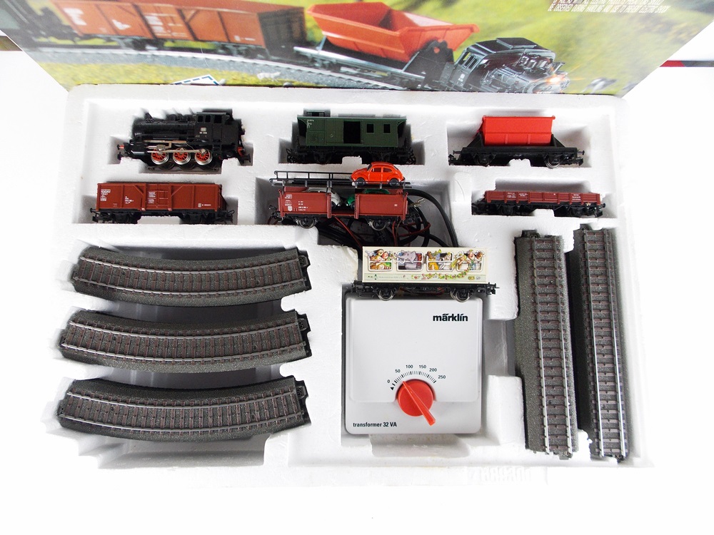 A Markin Delta 29206 HO Model Train Set, Extra Track and Six Additional Cars